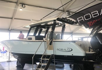 2023 Robalo R360  Boat